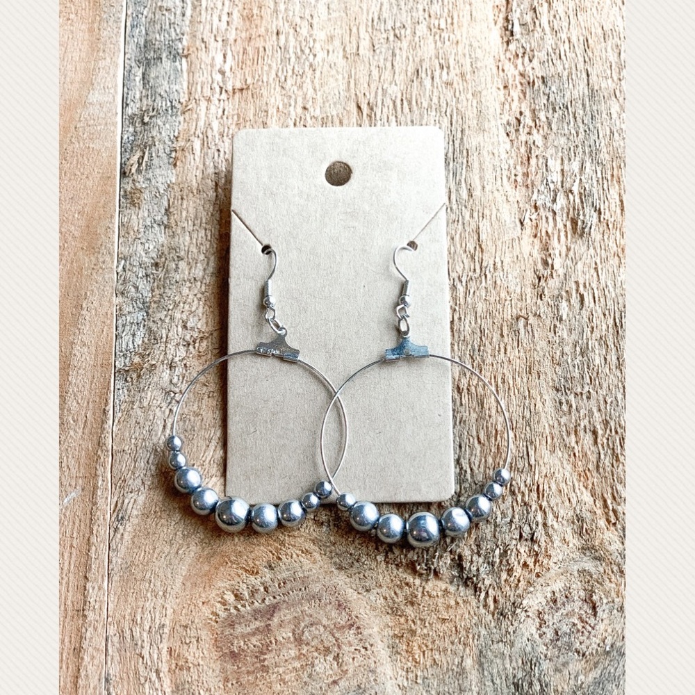 SILVER HOOP EARRINGS WITH METALLIC BEADING